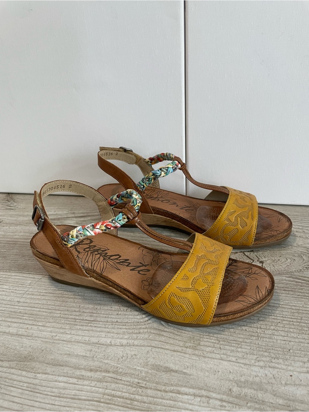 Remonte Braided Accent Sandals with Floral Cutouts-size 39-Like-New!
